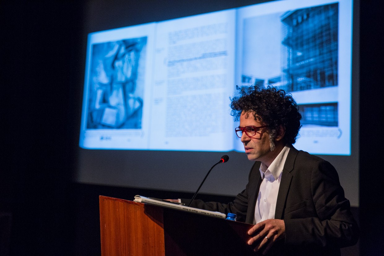 Joaquim Moreno partilhou que os critérios curatoriais que guiaram a representação portuguesa de 2006 não pretendiam realizar uma “mostra sobre Arquitectura”, mas propor uma experiência arquitectónica efémera, em relação com a cidade de Veneza e com os visitantes. © Lucas Menezes