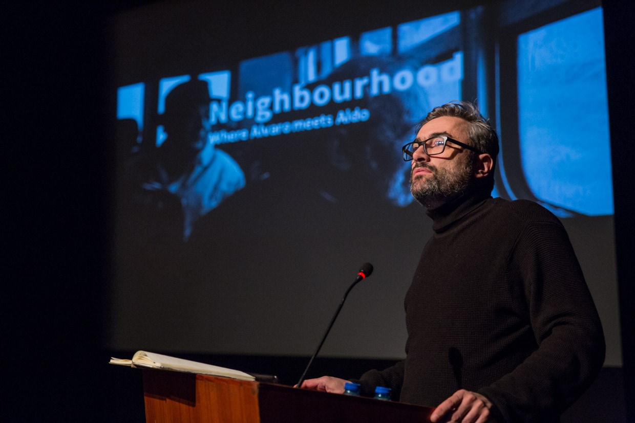 Nuno Grande, apresentou o projeto então em vias de inauguração, em Maio de 2016, e destacou que a exposição acontece em obra interrompida de Siza que, pela proposta curatorial, está sinalizada pelas  autoridades venezianas para prosseguimento da construção do edifício. © Lucas Menezes.