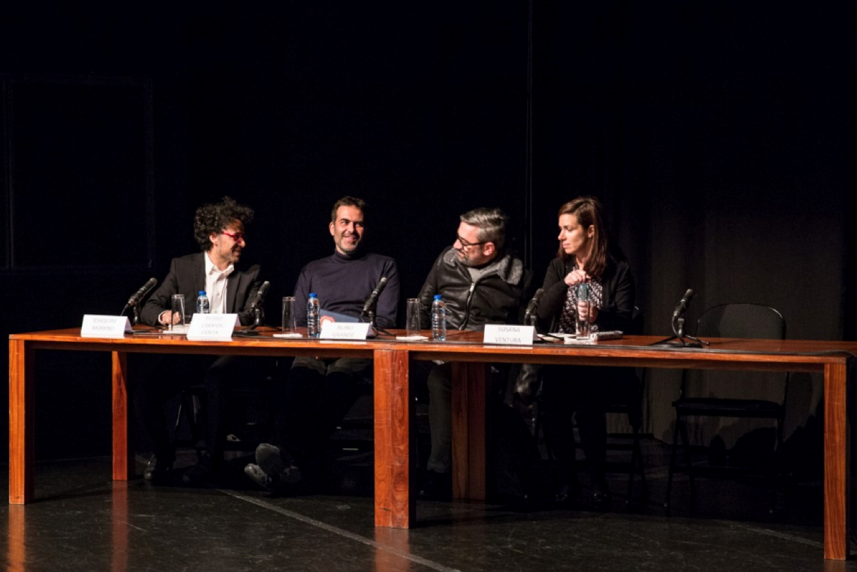O debate que seguiu a primeira mesa redonda foi conduzido por Susana Ventura, membro da Comissão Científica do simpósio. Inicialmente, discutiu-se a existência de espaço para uma atuação crítica dentro de exposições e bienais de grande escala. Também foi debatida a necessidade de participação de Portugal na Bienal de Veneza, pelo que Pedro Campos Costa indaga: “É importante estar representado em Veneza? Vale a pena pagar para estar presente?”.
© Lucas Menezes.