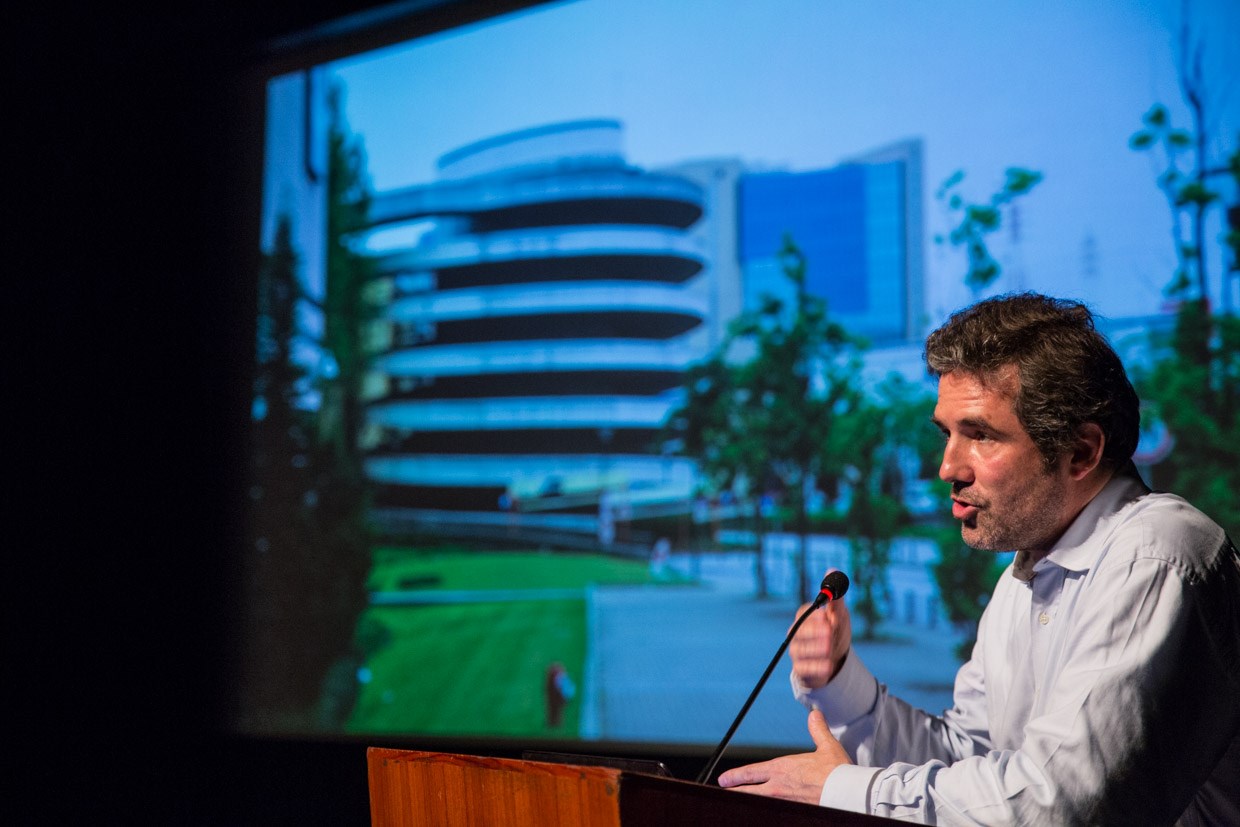 Luís Tavares Pereira apresentou Metaflux – Duas gerações na arquitectura portuguesa recente e destacou que um dos motivos pelos quais Portugal começou a fazer a representação oficial em Veneza: “O Leão de Ouro, atribuído a Siza em 2002, teve um papel fundamental na decisão de Portugal estar presente em Veneza em 2004 [pela primeira vez]”. © Lucas Menezes.
