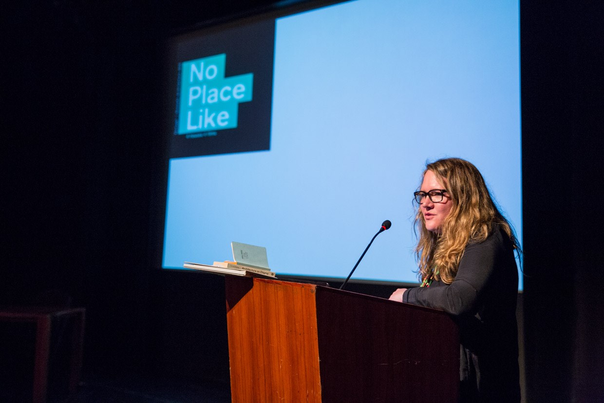 Julia Albani apresentou No Place Like: 4 houses, 4 films, exposição realizada com base nos temas propostos pela curadoria-geral da Bienal de Veneza - “People meet in Architeture” - bem como pelo tema da edição aquele mesmo ano da Trienal de Arquitectura de Lisboa, com o mote “Falemos de Casas”. © Lucas Menezes.