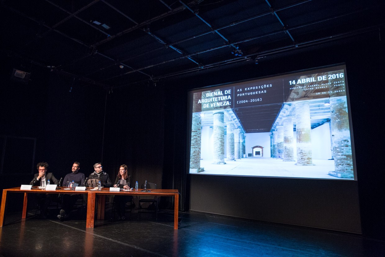 Na segunda mesa Luís Tavares Pereira, co-curador com Pedro Gadanho de Metaflux – Duas gerações na Arquitectura portuguesa recente (2004), bem como a curadora Julia Albani, que integrou a equipa curatorial de Delfim Sardo, José Mateus e Rita Palma, para conceber No Place Like: 4 houses, 4 films (2010). Lisbon Ground foi apresentado resumidamente pela Comissão do simpósio.  © Lucas Menezes.