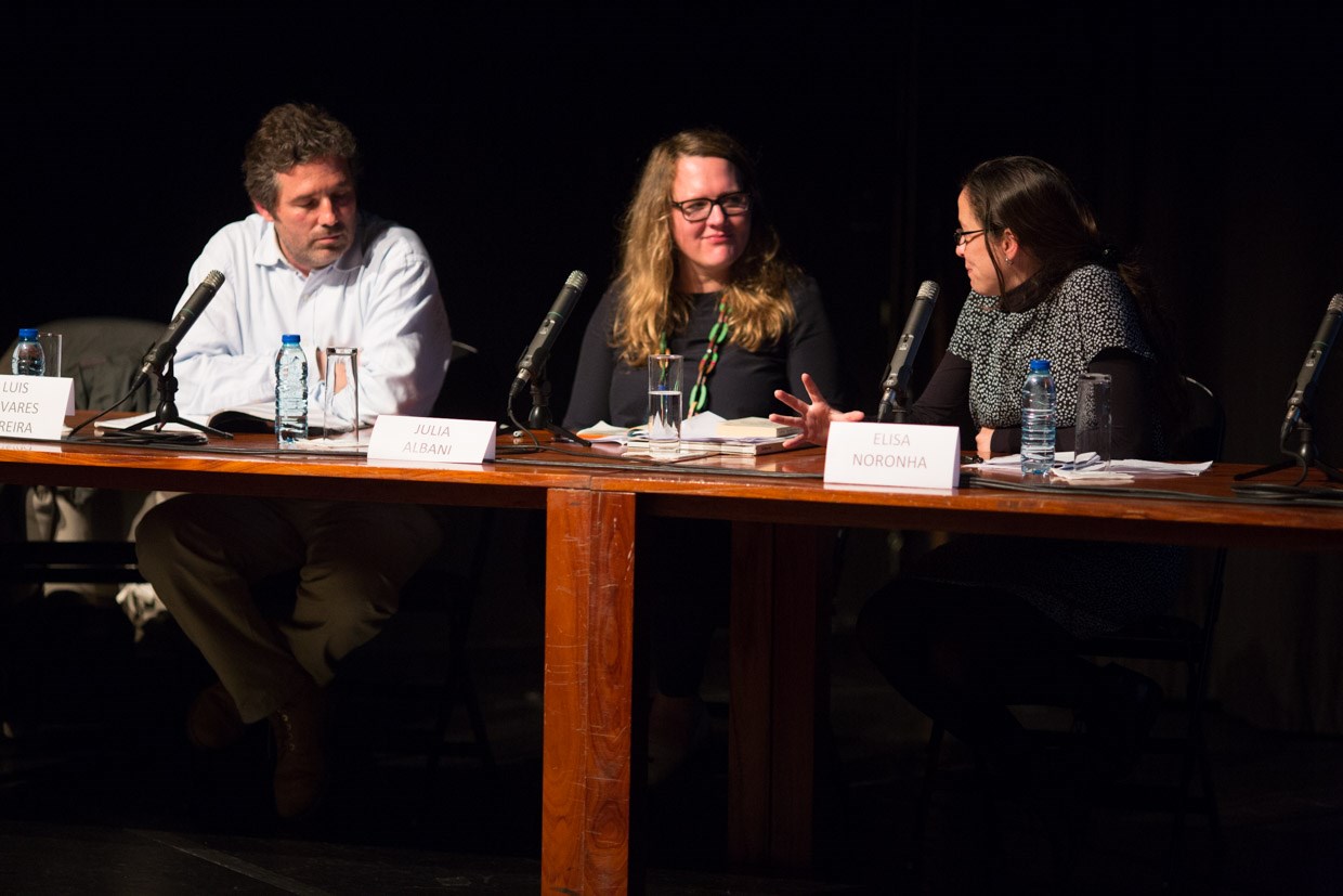 O segundo debate foi moderado por Elisa Noronha, museóloga e membro da Comissão Científica do simpósio, que levantou a questão da cultura material das exposições: o que se faz com aquilo que é encomendado e/ou produzido para as representações portuguesas na Bienal de Arquitectura Veneza (maquetes, vídeos, desenhos, etc.)? Discutiu-se também a necessidade de ser criado um arquivo que registe essas exposições e seus possíveis espólios. © Lucas Menezes