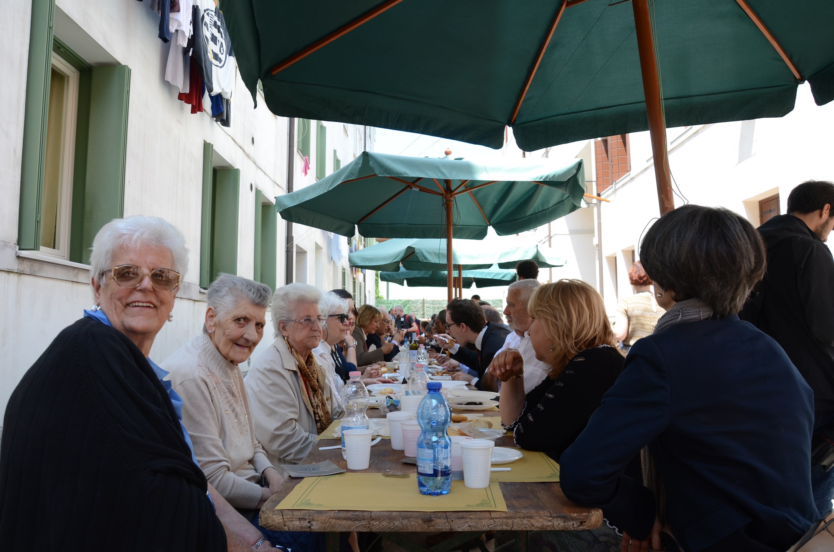 Moradoras locais em <i>La Tavolata</i> © Paula Melâneo
