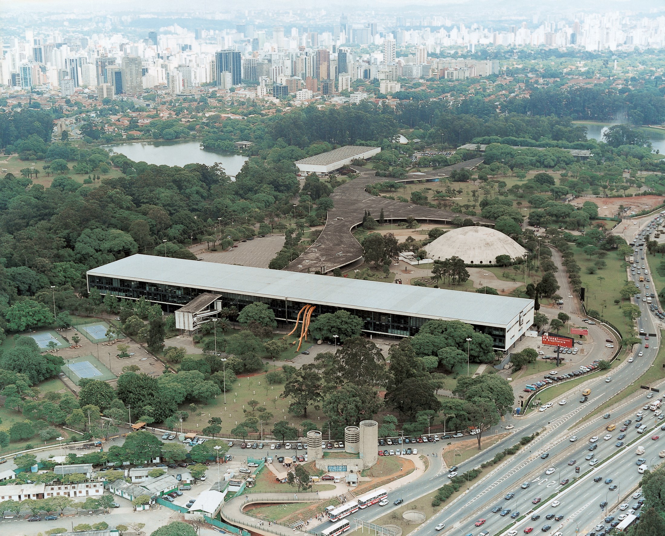 Fotomontagem para "Entrada de Emergência" na 6ª Bienal de Arquitectura de São Paulo, 2005 ©Pedro Bandeira
