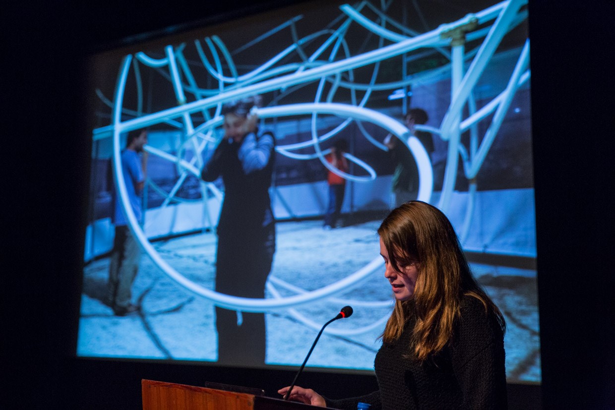 Apresentação de Lisboscópio por Laurem Crossetti (Comissão Organizadora). Lisboscópio, foi comissariado por Cláudia Taborda em 2006, a primeira e única representação portuguesa dentro do Giardini, projetada por Pancho Guedes com o artista Ricardo Jacinto, uma referência directa à cidade de Lisboa. Trata-se de um dispositivo efémero e móvel, composto por estruturas modulares de tubos, redes, telas e madeira, que proporciona uma experiência vivencial aos visitantes. De natureza efémera e portátil, a instalação foi apresentada também em Lisboa, no Panteão Nacional, tendo sido enviada posteriormente à Quadrienal de Praga, sem regressar a Portugal. © Lucas Menezes