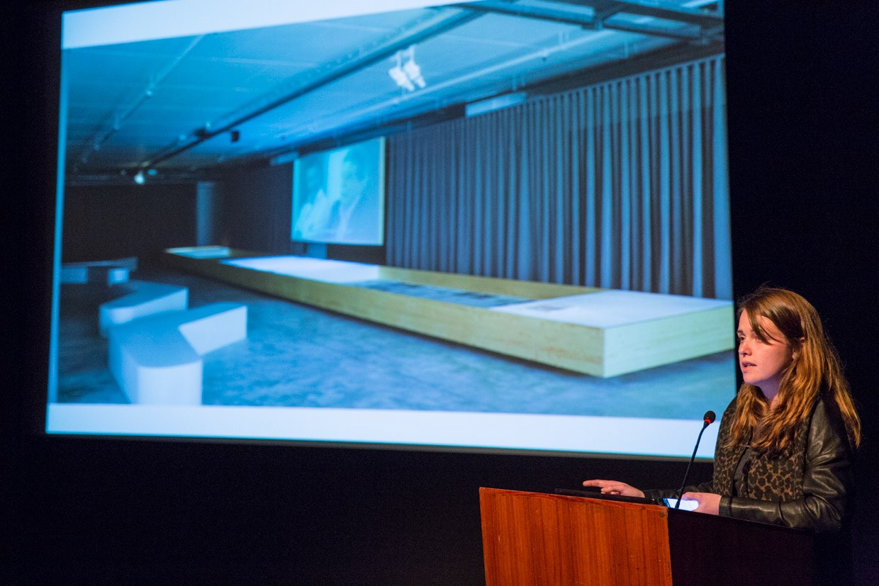 Lisbon Ground, 2012, foi apresentada brevemente por Laurem Crossetti (Comissão Organizadora) por ausência de Inês Lobo. Lisbon Ground, respondeu ao mote daquela edição, Common Ground, proposto pelo curador-geral David Chipperfield. A exposição parte da cidade de Lisboa entendida como território de saberes comuns e partilhados, reunindo um grupo de autores da arquitectura, do cinema, da literatura e da fotografia para reflectir “vinte e quatro anos de intervenções na cidade” realizadas entre 1988 e 2012 por diferentes arquitectos de referência. © Lucas Menezes.