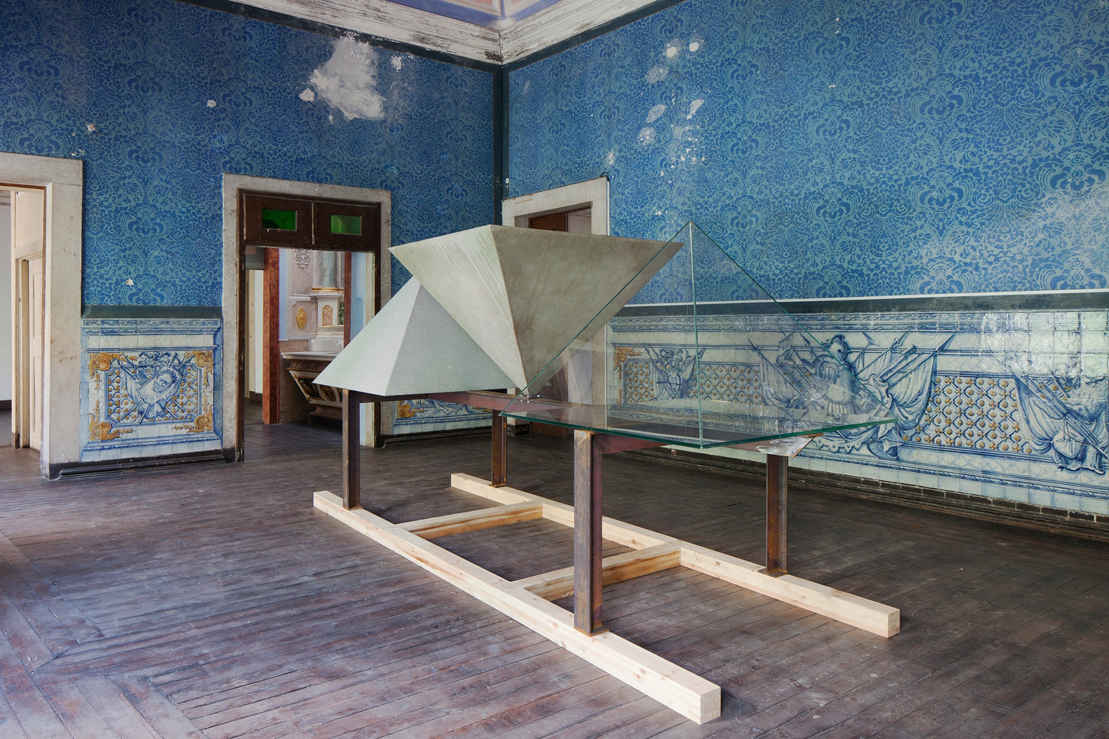 Installation A Triangular History ©Tiago Casanova
