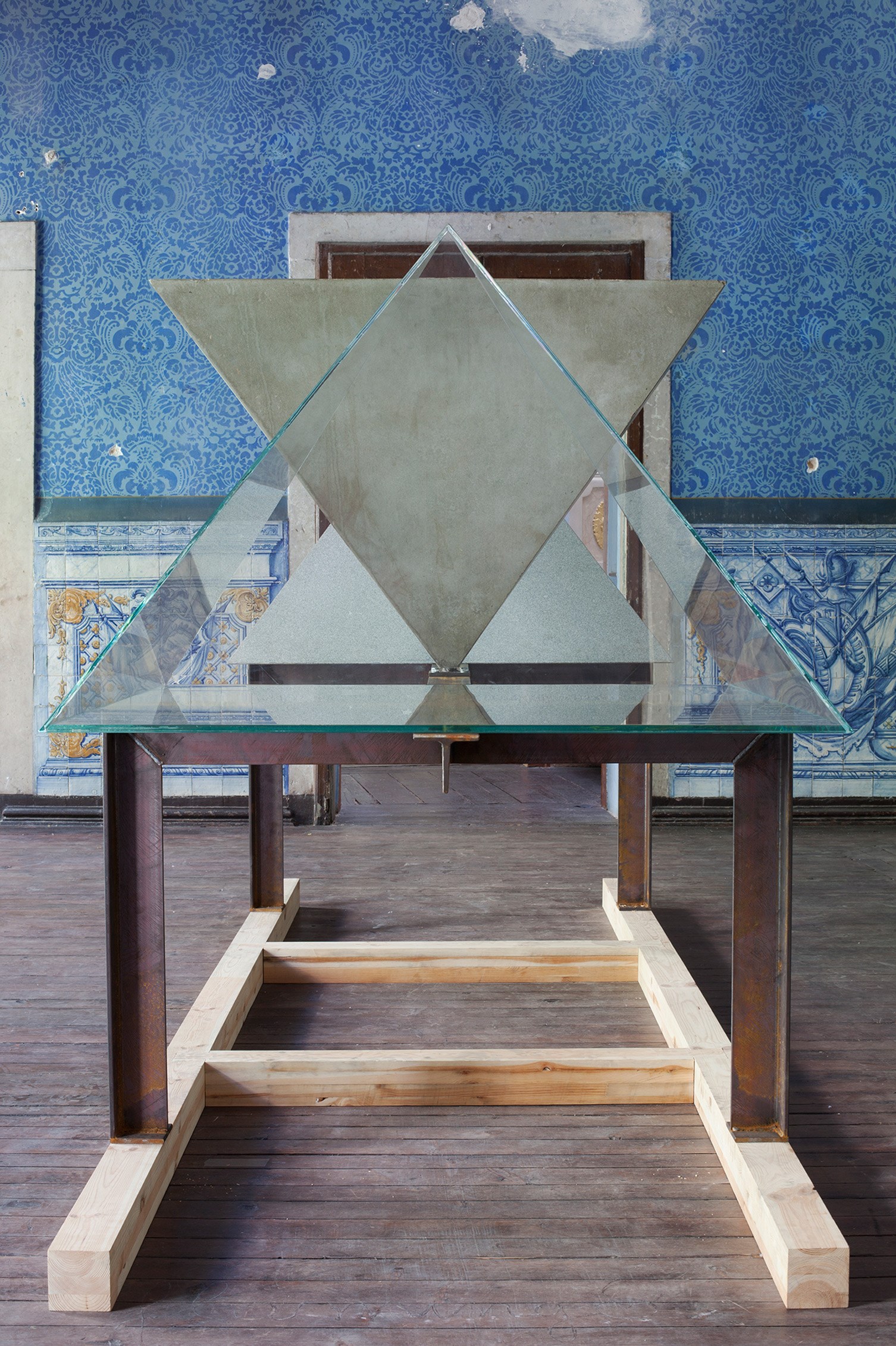 Instalação Uma História Triangular ©Tiago Casanova