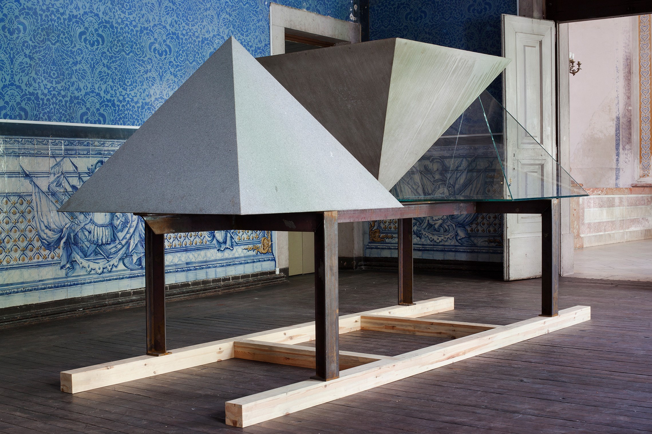 Instalação Uma História Triangular ©Tiago Casanova