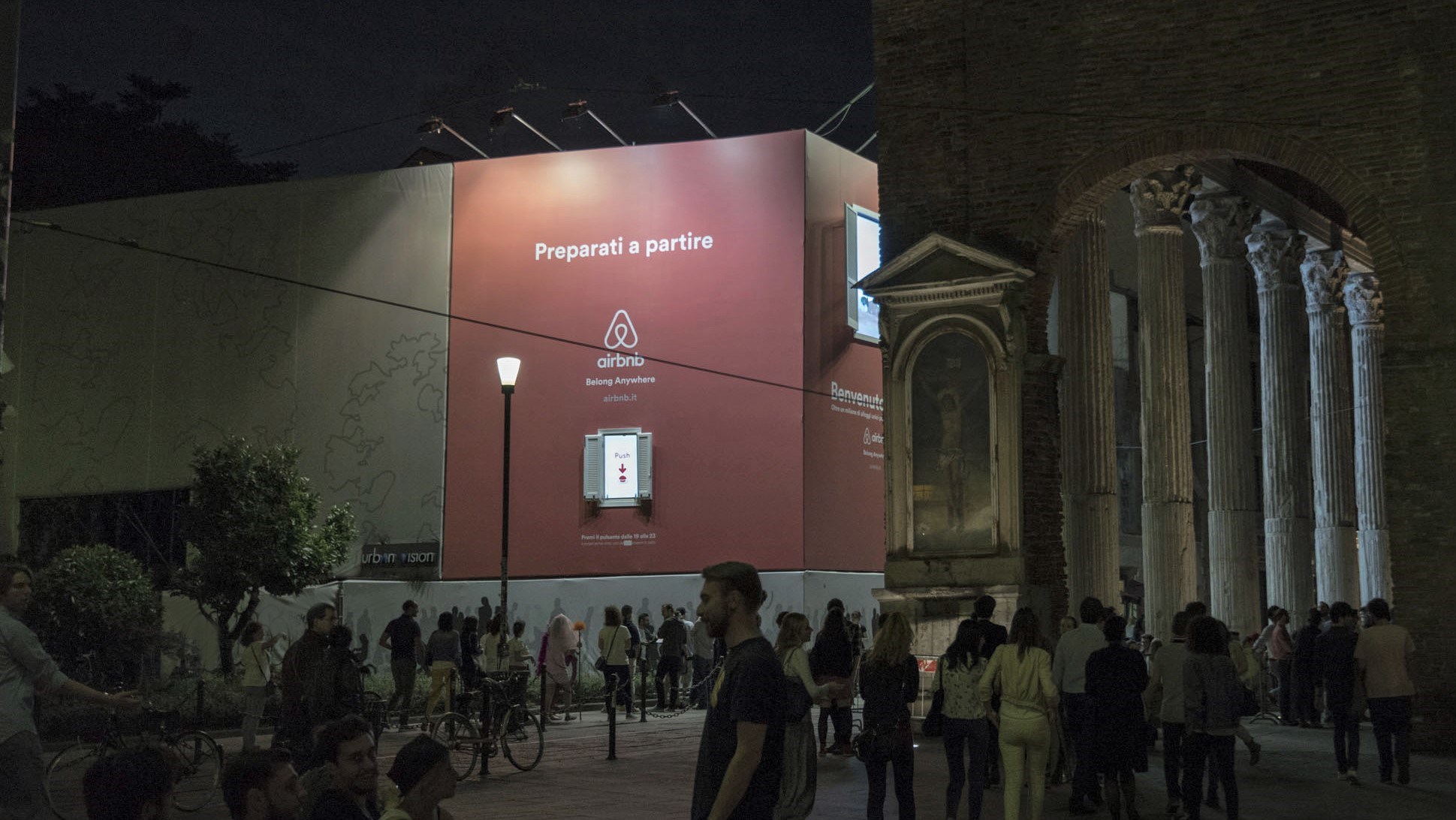 Publicidade e Painel interactivo em Milão, desenvolvido pela empresa Addendo –Creative Unit of Urban Vision, Maio de 2015