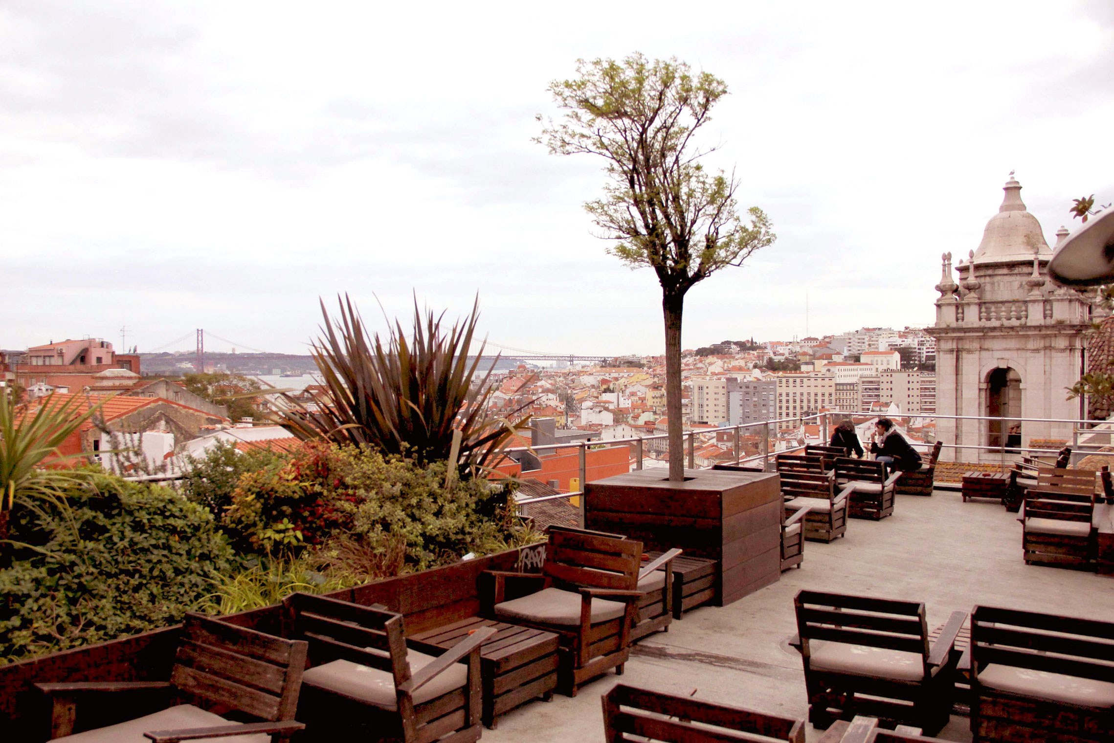 Park lounge bar in Lisbon: The (re)utilization of wooden pallets to create spaces for communal interaction, which is also financially viable, is a common practice in communal spaces and squats (occupied spaces), following participative models of (re)construction in constant work-in-progress. We can observe the appropriation of the DIY (do-it-yourself) aesthetic by lucrative commercial spaces, with a vertical logic, defined by the managers of the spaces.  
© Fernando Aranda