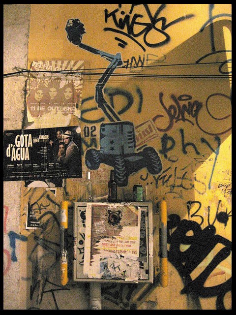 Tags on Bairro Alto walls (2009).
© Letícia Carmo