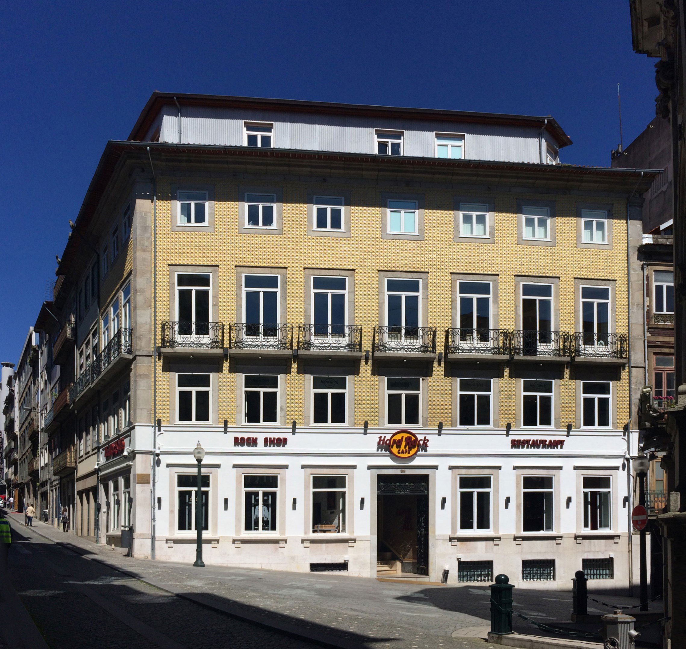 Exterior do Hard Rock Cafe Porto (nota: o HRC pediu para não serem divulgadas imagens do interior nos meios de comunicação social até à abertura oficial, a qual deve acontecer antes do Verão 2017)
© Carlos Machado e Moura