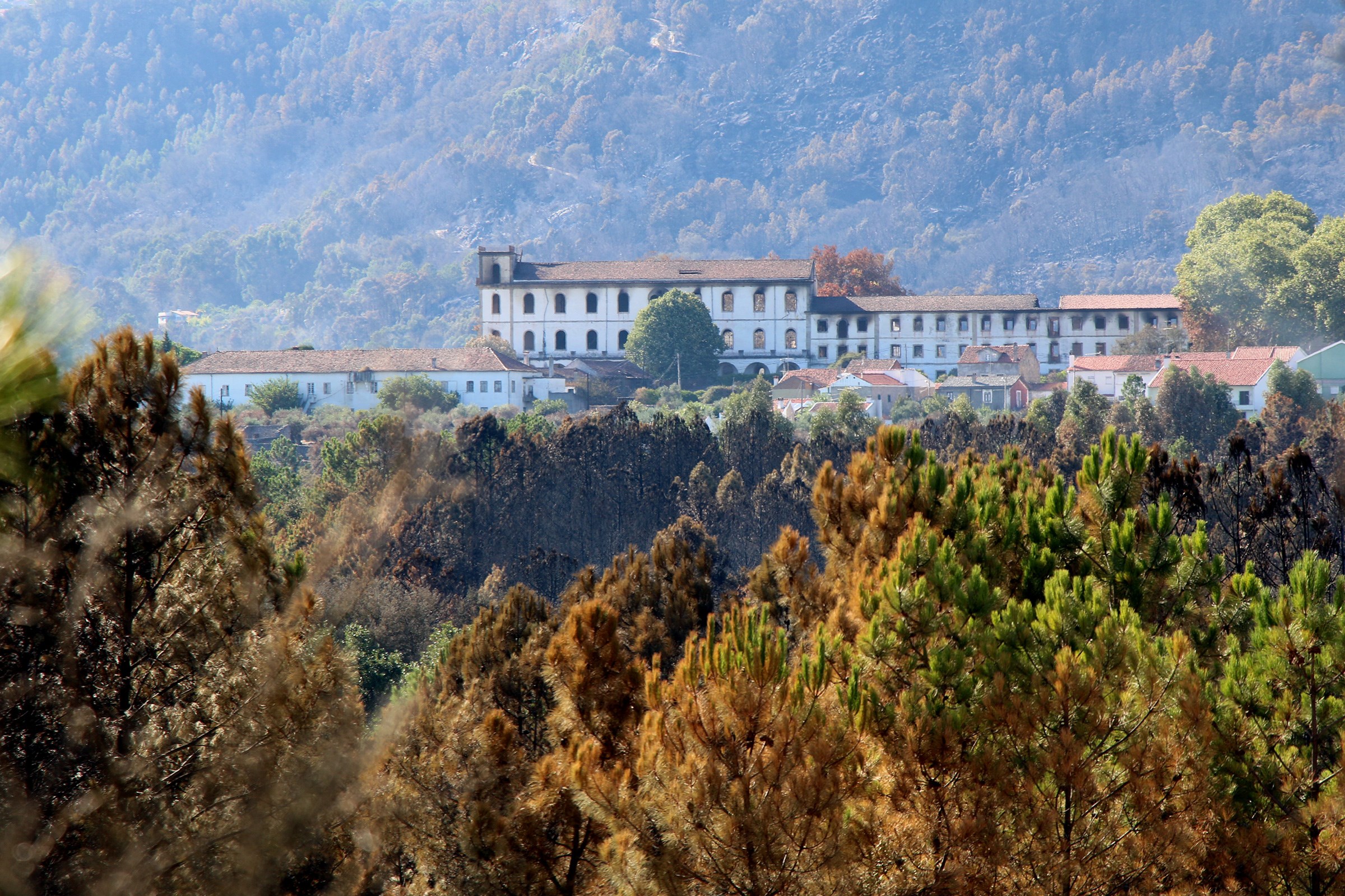 Colégio de São Fiel e a encosta queimada da Serra da Gardunha (após o incêndio de Agosto 2017) © Pedro Seixo Rodrigues