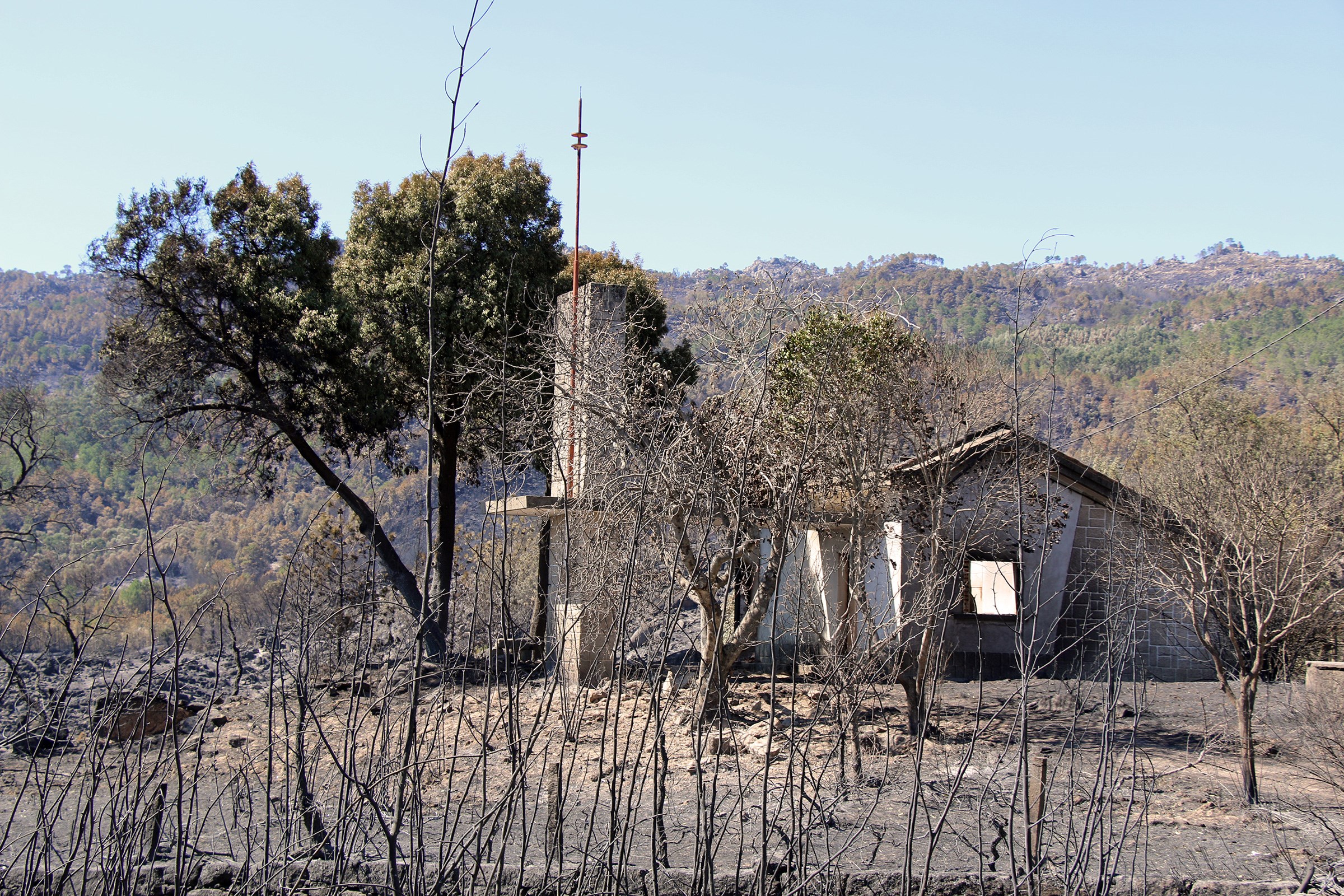 Edifício recepção/portaria da colónia de férias de média altitude da Serra da Gardunha (após o incêndio de Agosto 2017) © Pedro Seixo Rodrigues