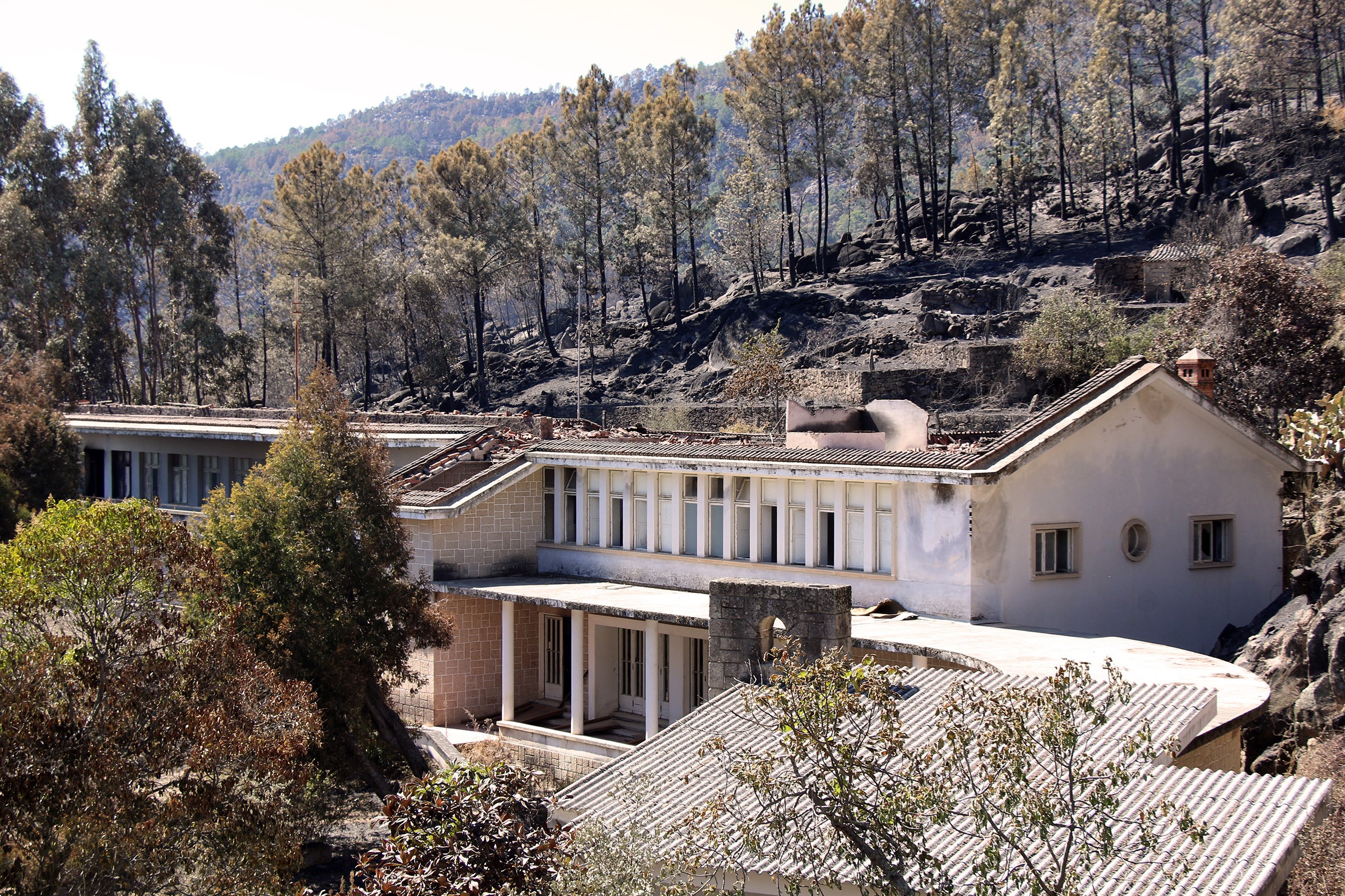 Edifício da colónia de férias de média altitude da Serra da Gardunha (após o incêndio de agosto 2017) © Pedro Seixo Rodrigues