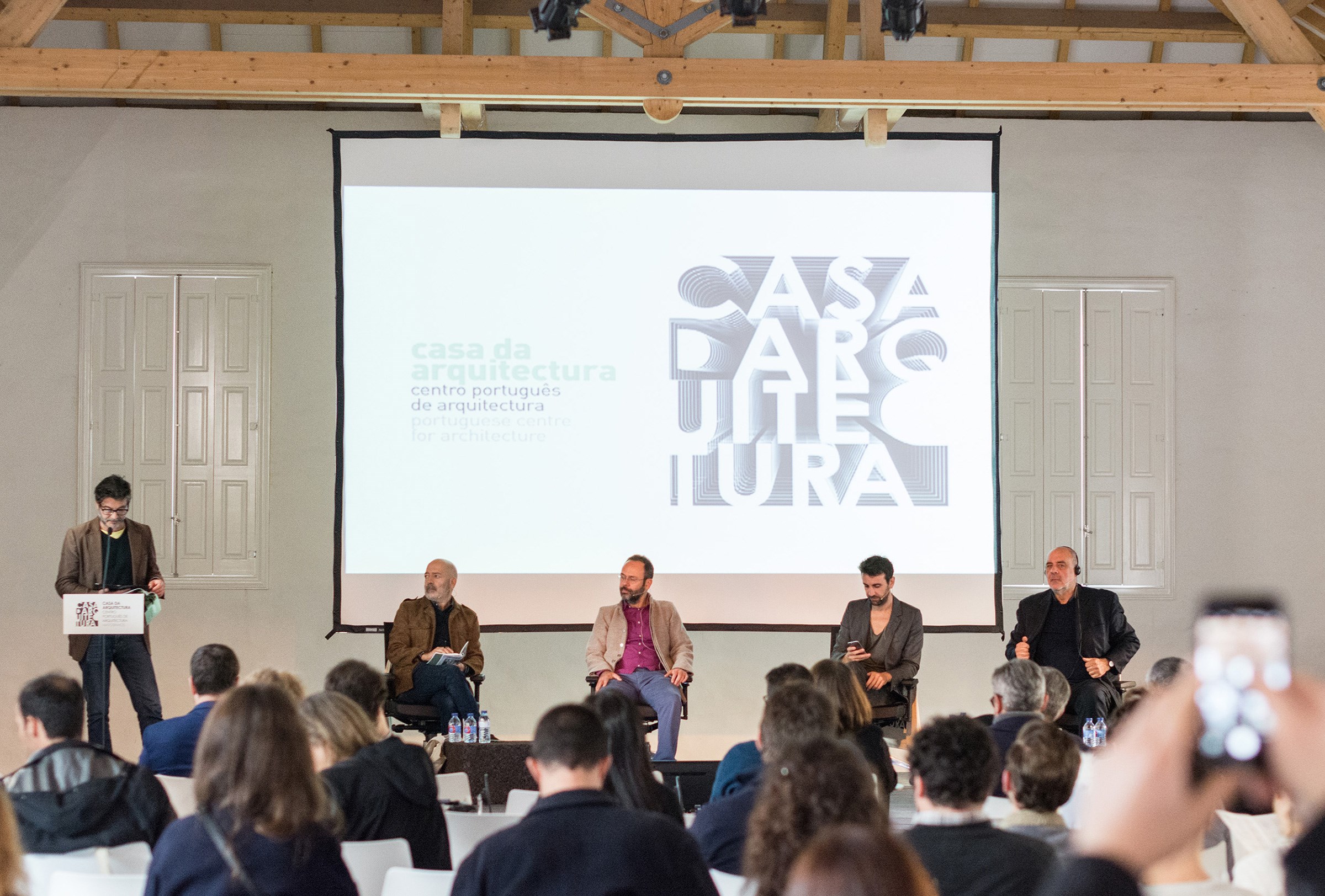 Please Share, organização do ciclo de Roberto Cremascoli, sessão com moderação de João Belo Rodeia e participação de Guilherme Wisnik, Joseph Grima e Pippo Ciorra © Ivo Tavares Studio