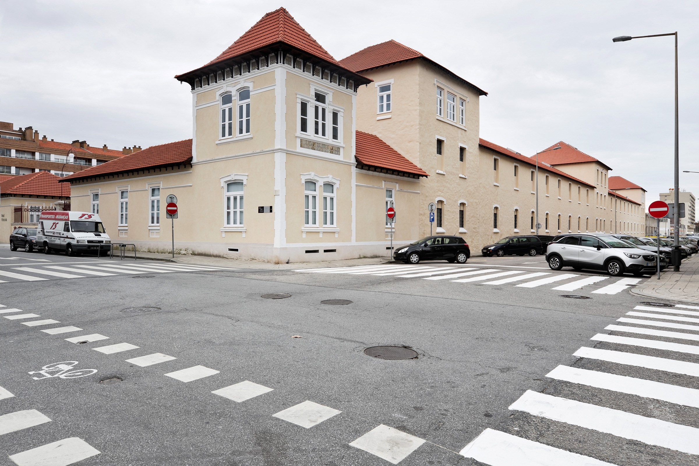 Fachada principal do quarteira Real Vinícola e portão de entrada no complexo © Luís Ferreira Alves