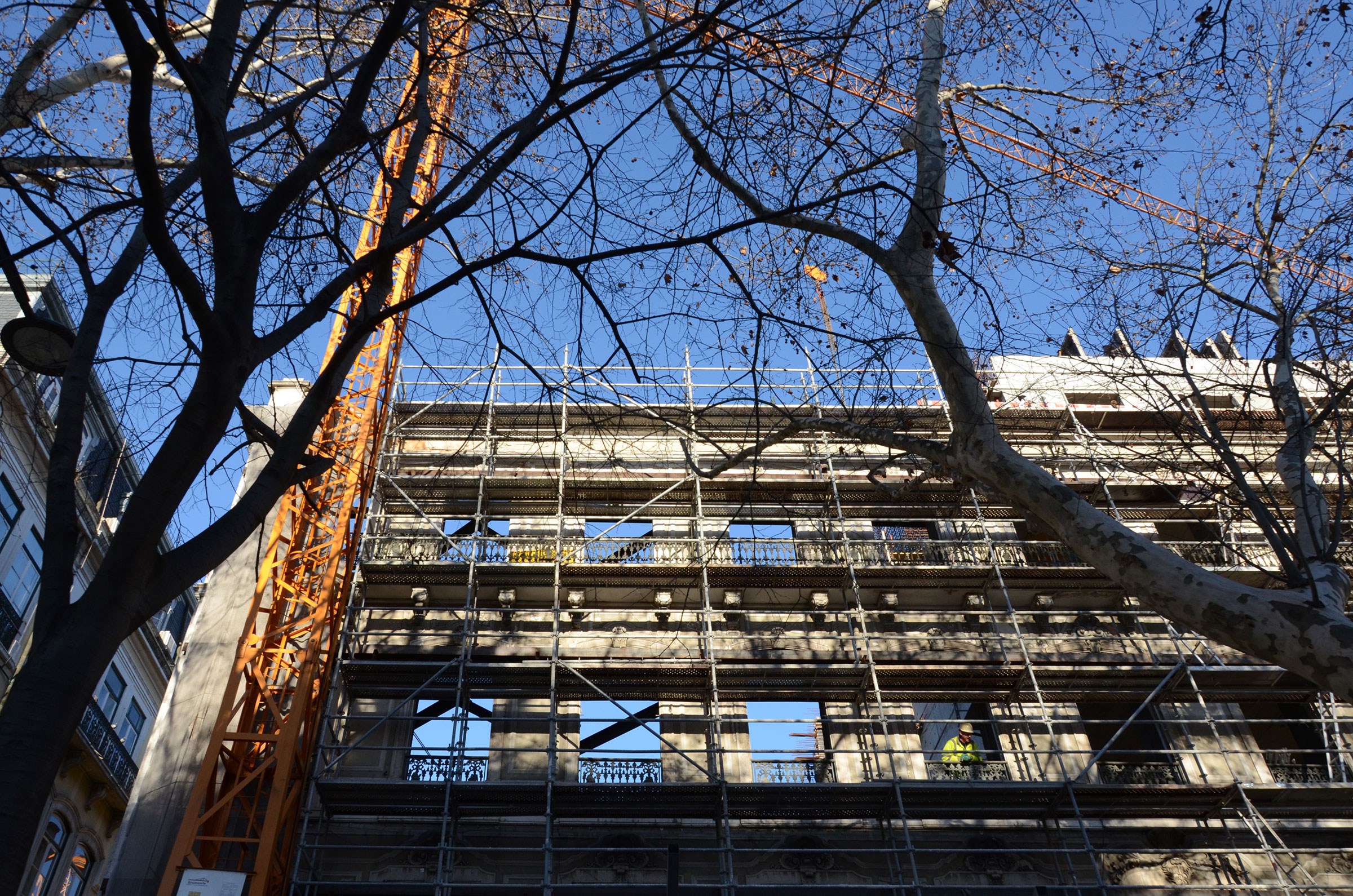 Operação de fachadismo na Avenida da Liberdade, perto dos Restauradores, em Lisboa