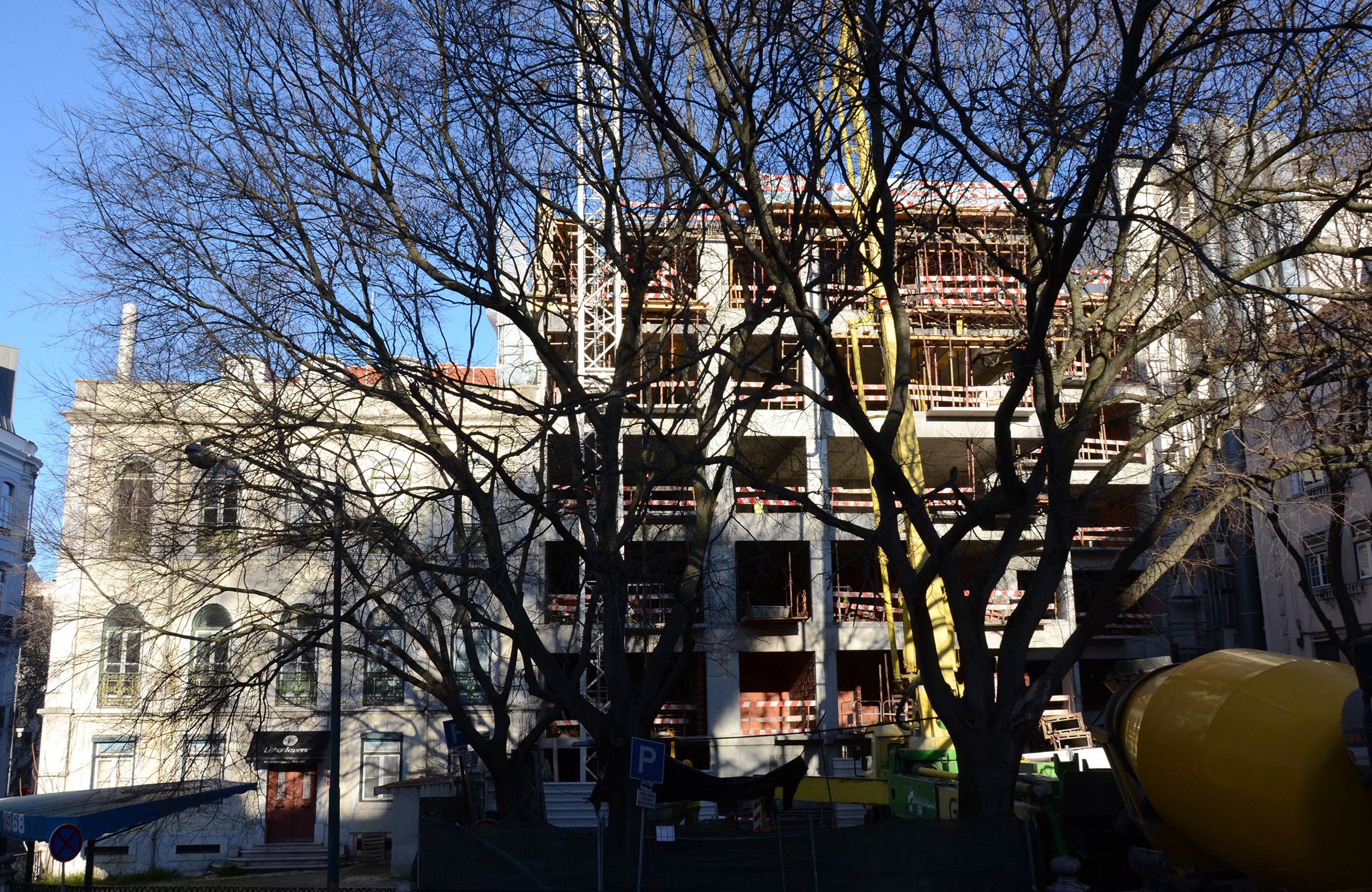 Vista traseira de um edifício na Praça da Alegria, em Lisboa, onde foi efectuada uma operação de fachadismo:
manteve-se a fachada na Avenida da Liberdade e foi totalmente reconstruído na sua parte posterior, mostrando aqui o seu novo miolo e fachada traseira