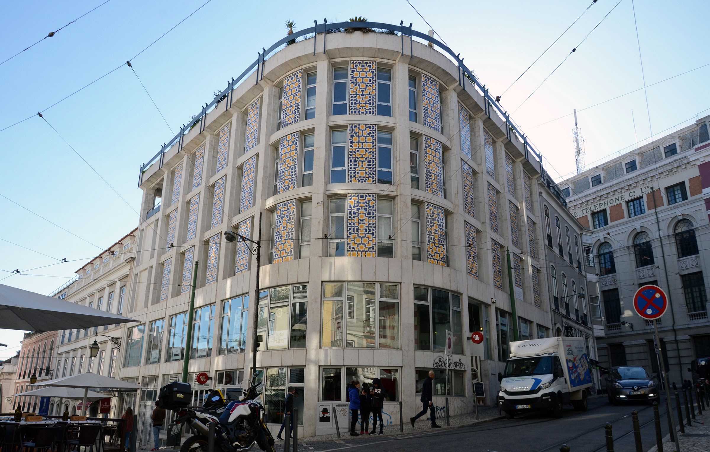 Edifício dos anos 1970, na esquina do Largo Raphael Bordallo Pinheiro com a Rua da Trindade em Lisboa, da autoria de Diogo José de Mello e João Andrade e Sousa, alvo de polémica sobre a sua demolição para dar lugar a um novo edifício de fachada pombalina