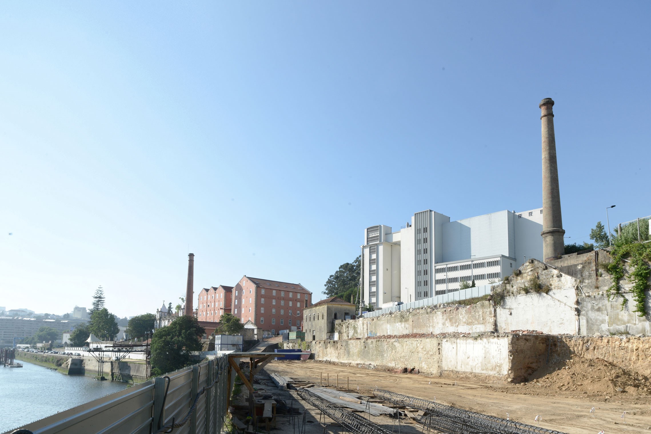 Demolição de edifício para dar lugar a nova ala de quartos do Hotel Pestana no Palácio do Freixo/Moagens Harmonia
© Miguel Oliveira