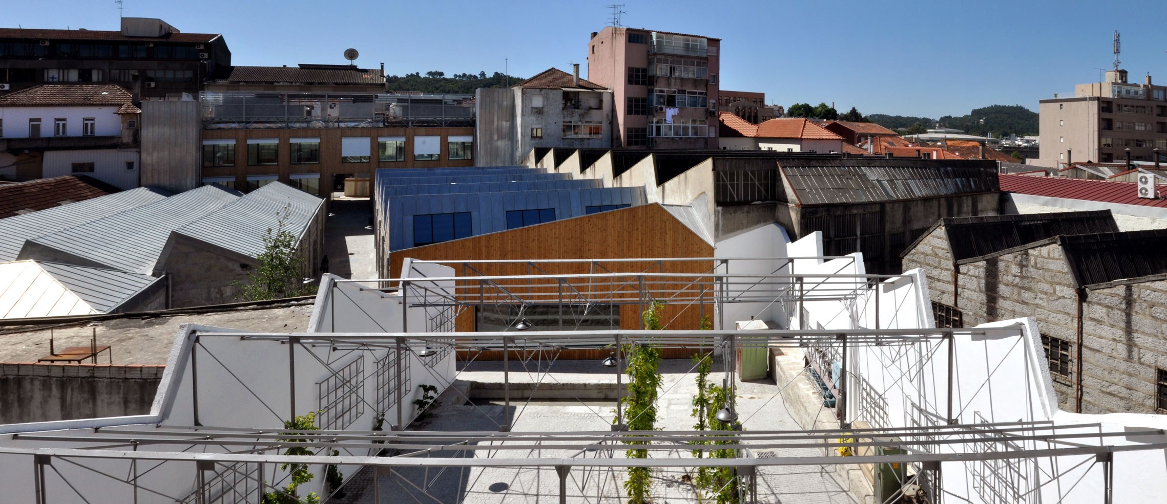 Fábrica de Plásticos Pátria reconvertida em Casa da Memória de Guimarães, com projecto de reabilitação de Miguel Guedes
© Raul Andrade Pereira