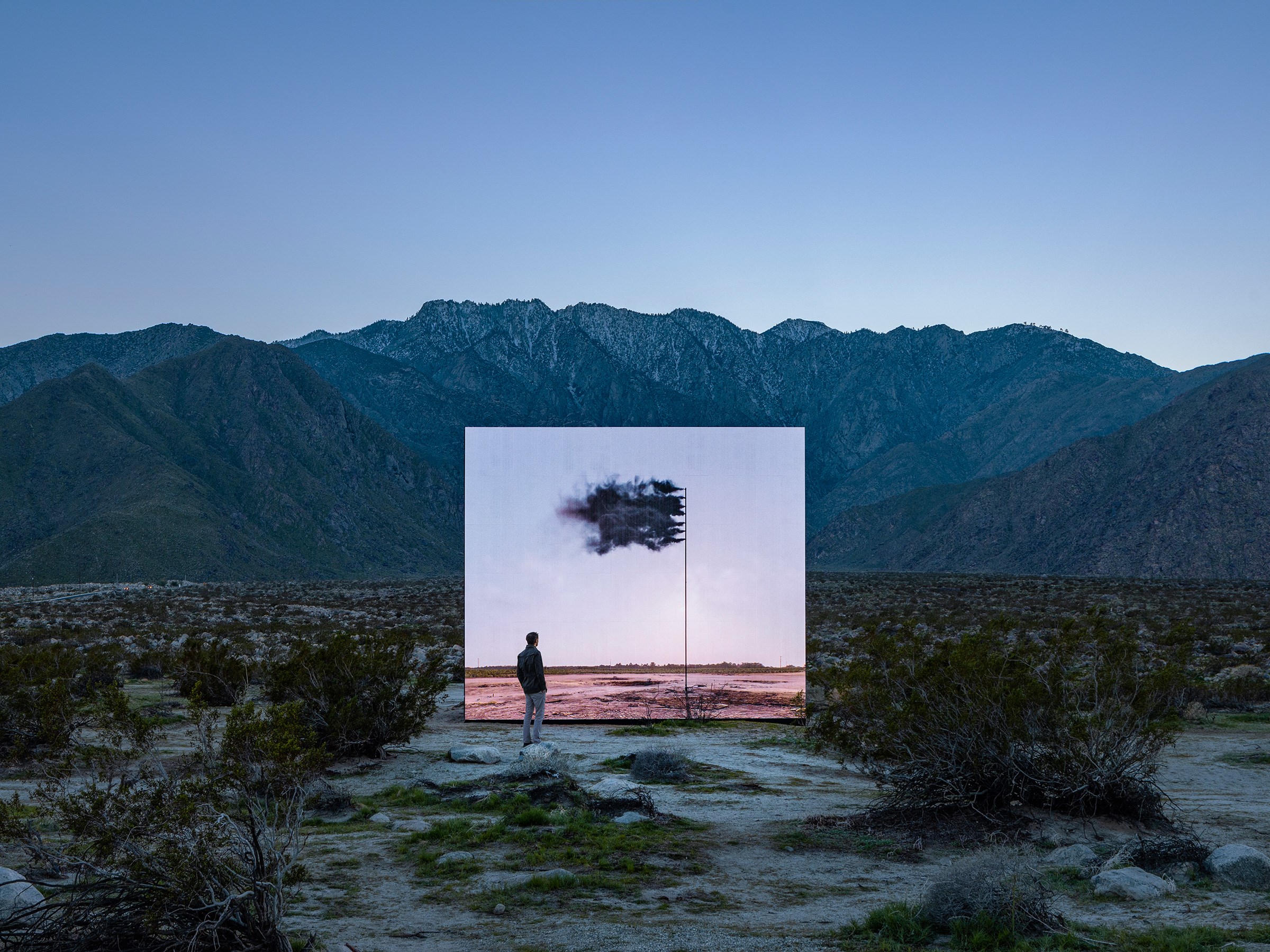 Western Flag (Spindletop, Texas), 2017, em Desert X, Palm Springs, por John Gerrard, 2019