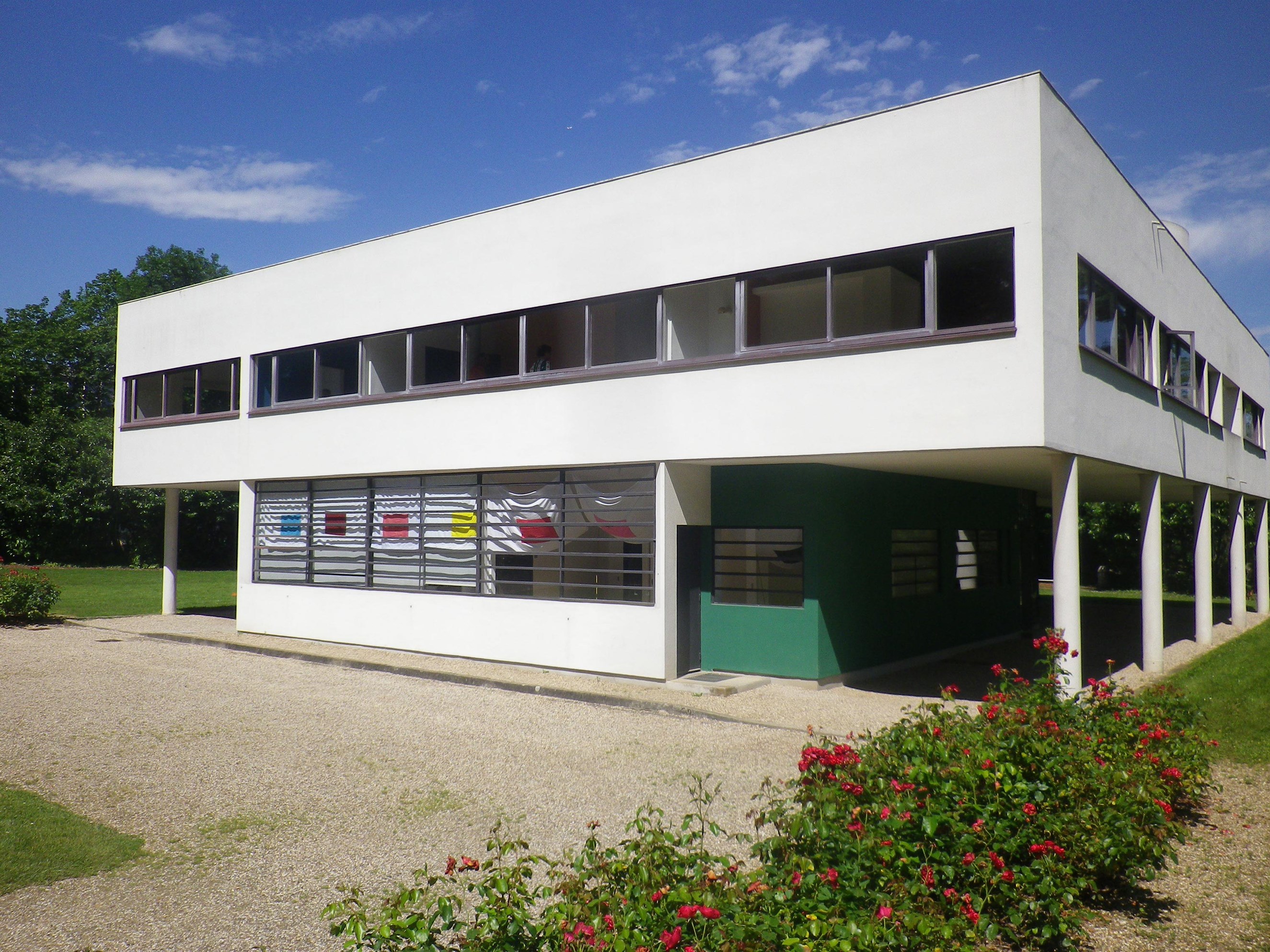 Entrada da Villa Savoye com a obra de Ana Perez-Quiroga Guru #1 – #16, 2016
© Michael Staab