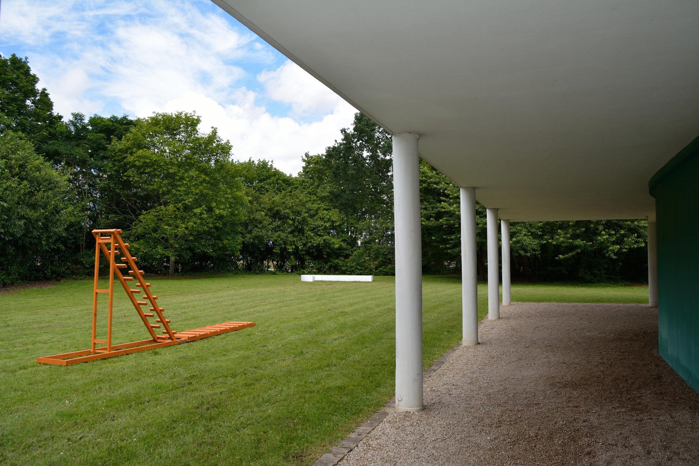 Jardim da Villa Savoye com a obra de Rodrigo Oliveira