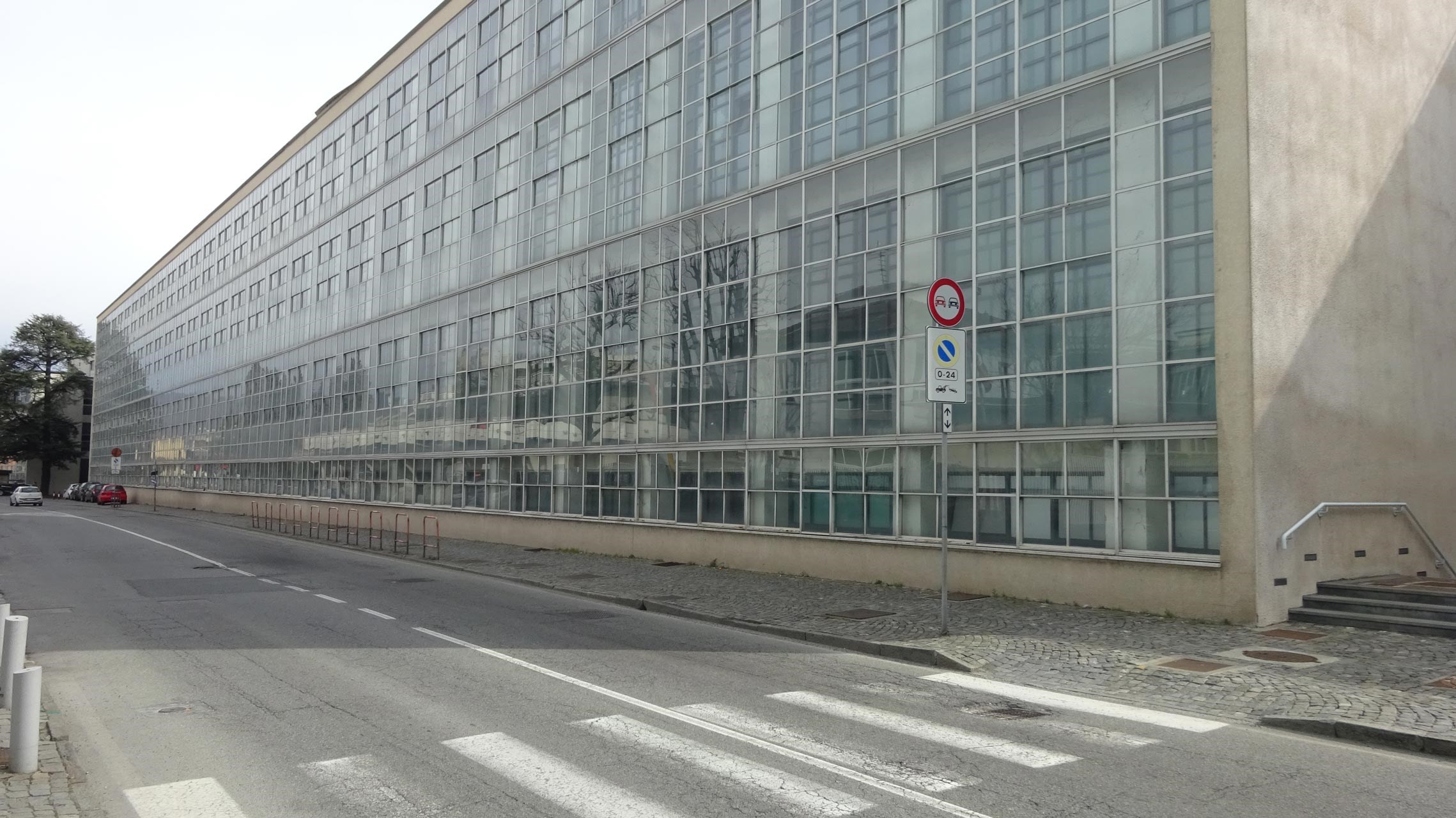 Via Guglielmo Jervis, fachada principal da fábrica ICO, projecto de Luigi Fini e Gino Pollini
© João Rocha