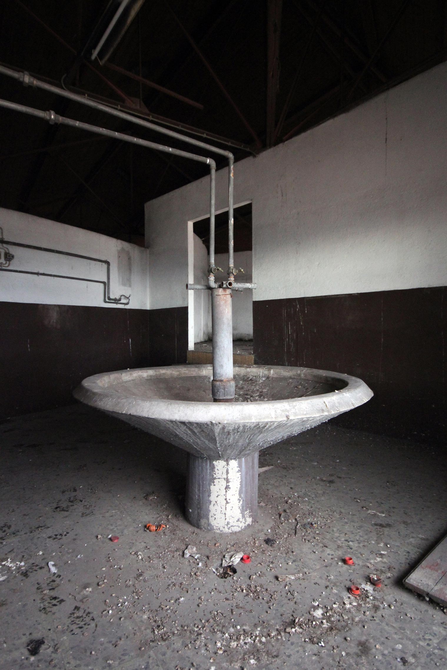 Garagem de São João – interior, pormenor do lavatório no piso 2 (2014)
 © Pedro Seixo Rodrigues