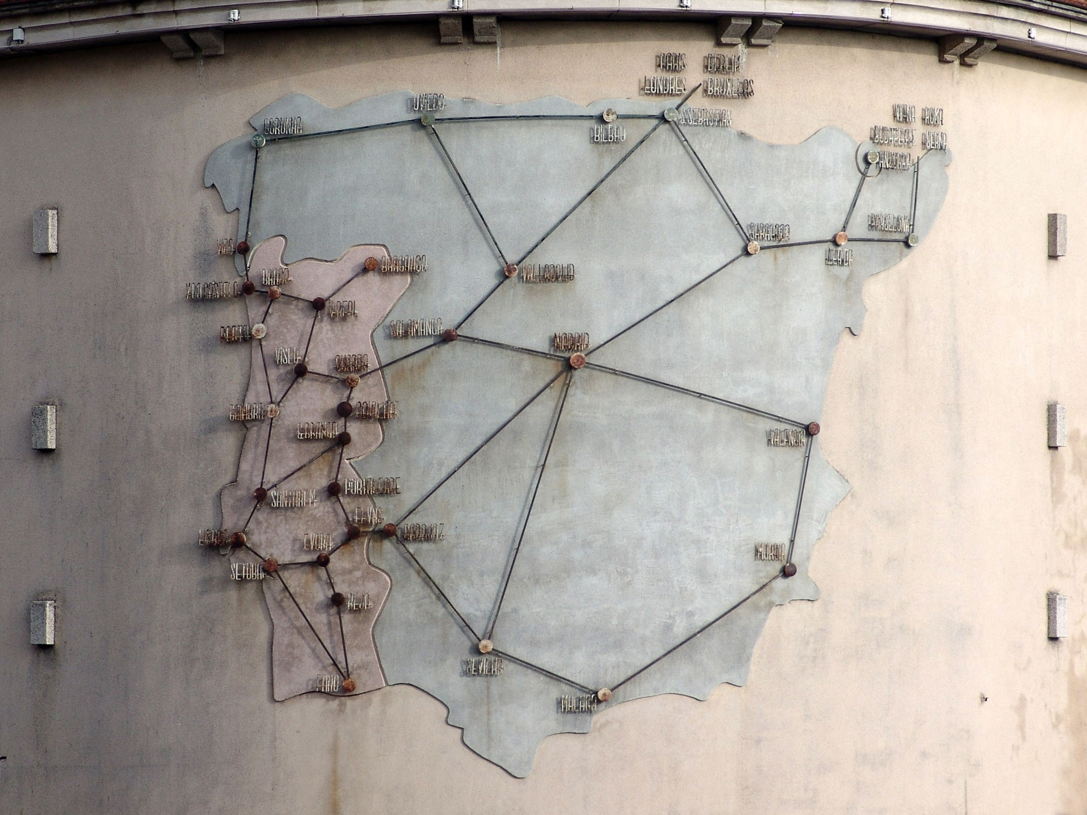 Garagem de São João – exterior, pormenor mapa Península Ibérica (2006)
 © Pedro Seixo Rodrigues 