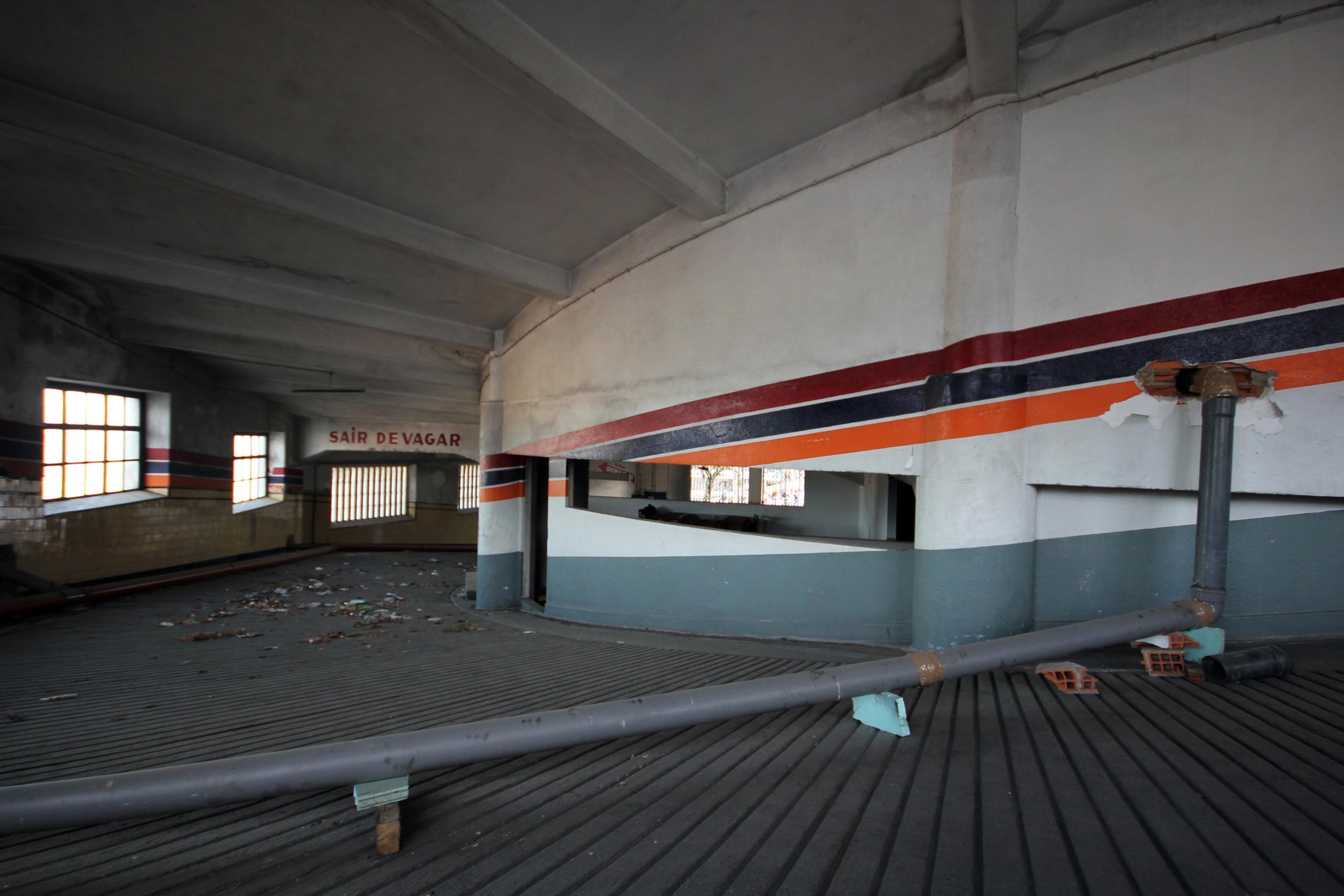 Garagem de São João – interior, rampa de acesso entre piso 0 e piso 1 (2014)
 © Pedro Seixo Rodrigues