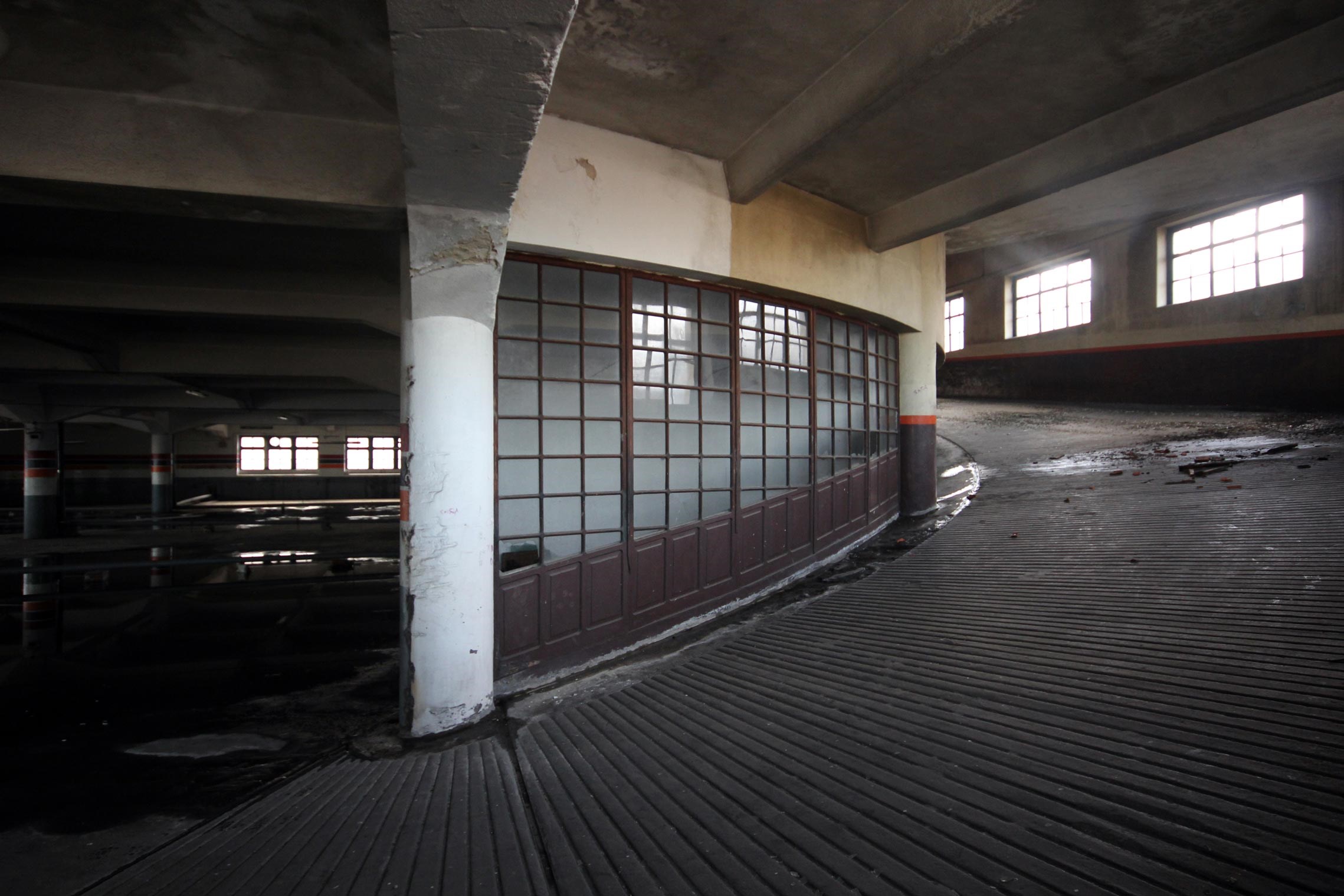 Garagem de São João – interior, rampa de acesso entre piso 1 e piso 2 (2014)
 © Pedro Seixo Rodrigues
